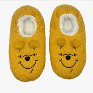 NWT Winnie the pooh Slipper socks, one size, gripper bottoms.